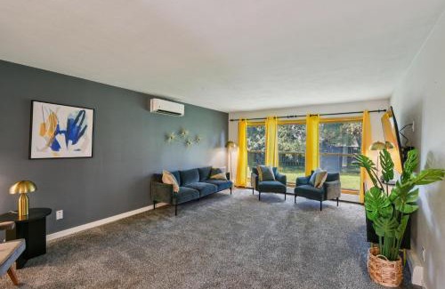 University Heights Casa | Iowa City 4BR Backyard Walk to Stadium home