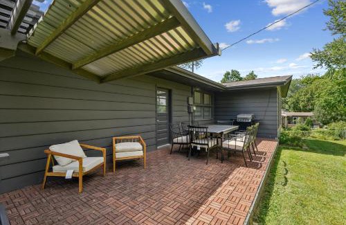 University Heights Casa | Iowa City 4BR Backyard Walk to Stadium home