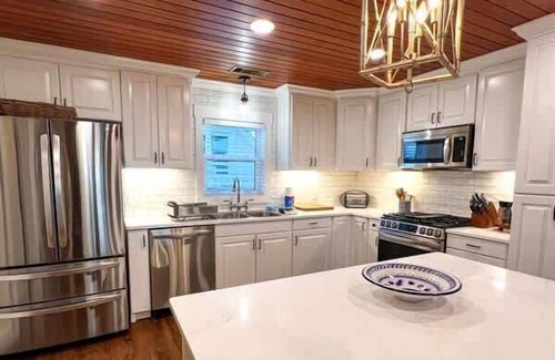 Indian Pass Casa | IP Beach House- Family Holiday home 3 bedroom sleeps 8 Elevator Pet Friendly Ice