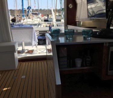Sete Alquiler De Eote | IPHARRA - Bateau à quai
