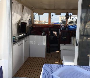 Sete Alquiler De Eote | IPHARRA - Bateau à quai