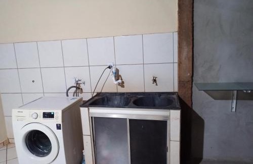 Aracatuba Casa | Iporã casa simples Ar-cond, wi-fi, smartv, máquina de lavar 6 pessoas, equipado com churrasqueira, garagem para 4 carros sendo 2 coberta, Hop Independente