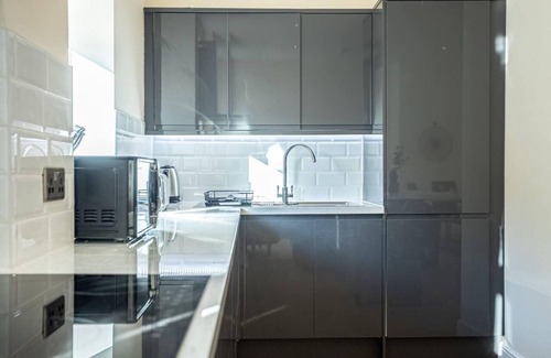 Ipswich Apartamento | Ipswich Waterfront Serenity - City View 2BR Apt
