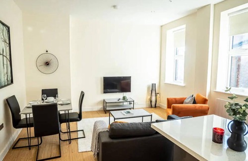 Ipswich Apartamento | Ipswich Waterfront Serenity - City View 2BR Apt