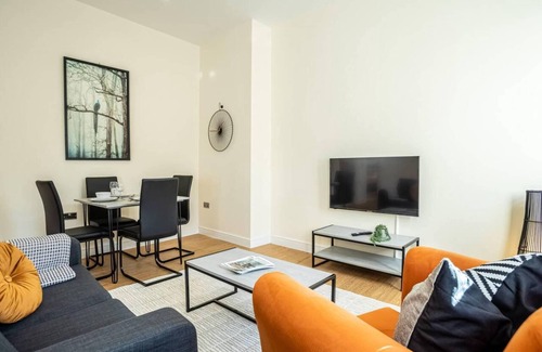 Ipswich Apartamento | Ipswich Waterfront Serenity - City View 2BR Apt