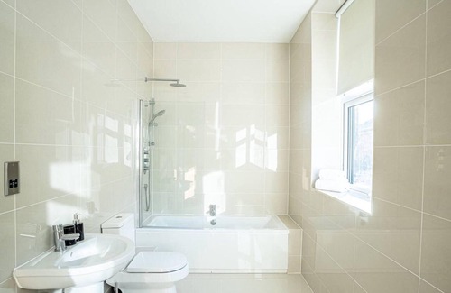 Ipswich Apartamento | Ipswich Waterfront Serenity - City View 2BR Apt