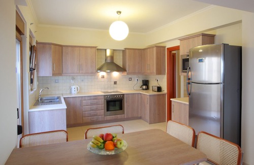 Rethymno Villa | Villa de playa para 12 junto al mar y todas las comodidades en la ciudad de Rethymno.