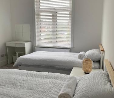 Southsea Casa | Iris Home in Southsea FREE street parking and pets welcome