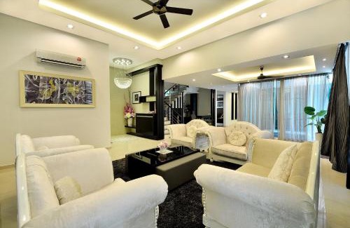 George Town Villa | Iris Luxury Service Villa