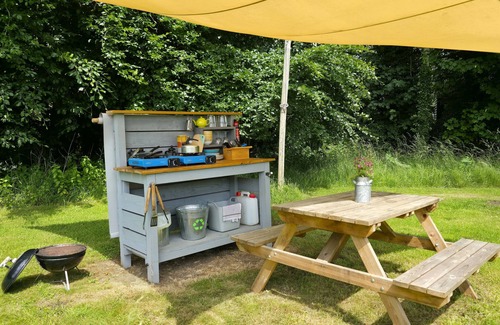 Swannington Cabina | Iris, peaceful and hidden away in rural Norfolk amongst wild flowers.