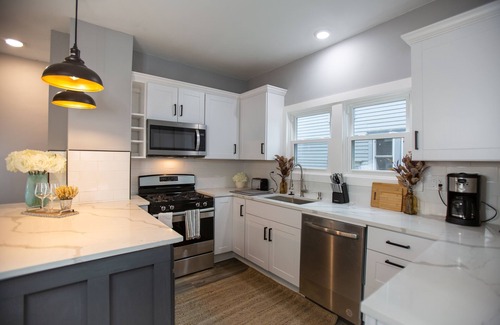 Northeast South Bend Casa | IRISH COVE GETAWAY! Walk to Notre Dame! Host a Tailgate with 2 homes!!