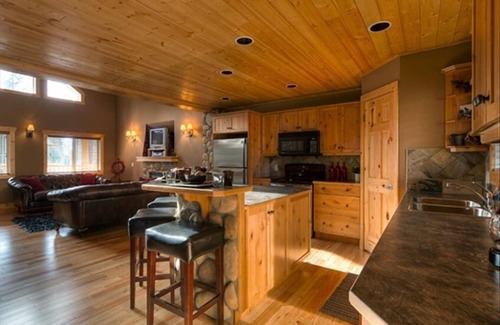 East Kootenay Chalet De Esquí | Iron Ring Log Chalet, Quédese 3 noches, pague 2 **, Pases de piscina de aguas termales Radium Incl.