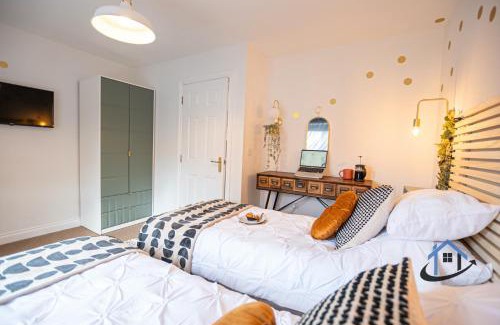 Thrapston Casa | Ironside House, Thrapston king or twin beds, free parking, workspace, corporates, sleeps 8