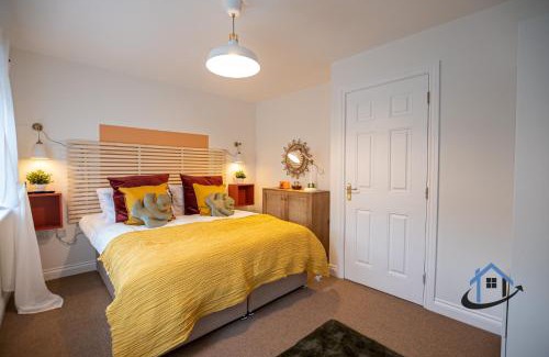 Thrapston Casa | Ironside House, Thrapston king or twin beds, free parking, workspace, corporates, sleeps 8