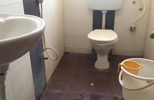 Kamalapur Hotel | Iroomz Amrutha Residency