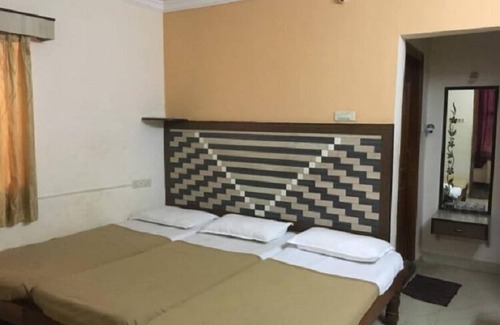 Kamalapur Hotel | Iroomz Amrutha Residency