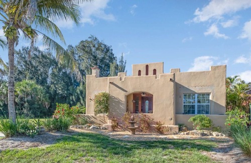 Indian River Bluff Casa | Isabel · Old World Charm · 10 minutes from Beach