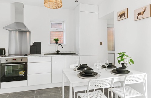 Alfreton Casa | Isimi luxurious 4 Bed House Derby, with ensuite bathrooms. A Home away from Home