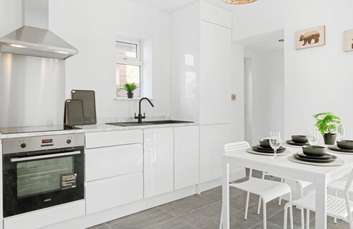 Alfreton Casa | Isimi luxurious 4 Bed House Derby, with ensuite bathrooms. A Home away from Home