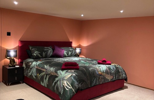 Bletchingley Cama Y Desayuno | Isla's Den - peaceful, tranquil, private garden, swimming lake.