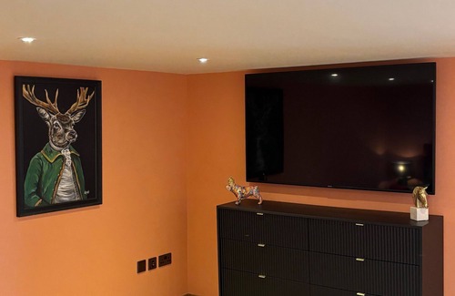 Bletchingley Cama Y Desayuno | Isla's Den - peaceful, tranquil, private garden, swimming lake.
