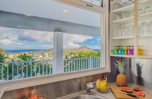 St Louis Heights Casa | This duplex is a 7 bedroom(s), 6 bathrooms, located in Honolulu, HI.