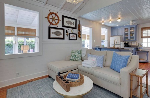 Tybee Island Casa | Encanto histórico de la cabaña, gran piscina privada, jardín; Se aceptan mascotas ya solo dos cuadras de la playa.
