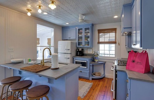 Tybee Island Casa | Encanto histórico de la cabaña, gran piscina privada, jardín; Se aceptan mascotas ya solo dos cuadras de la playa.