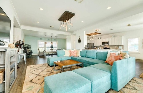 San Luis Casa | Elegante 'Captain's Quarters' Beach Home, Wraparound Bay & Gulf Views!