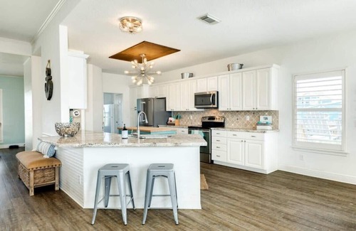 San Luis Casa | Elegante 'Captain's Quarters' Beach Home, Wraparound Bay & Gulf Views!