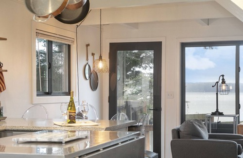 Clinton Cabina | Island Cabin + King bed + Mtn & Bay View + Firepit + Dog friendly