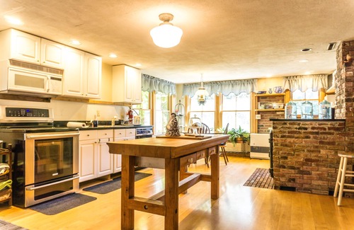 Portland Casa | Island Cottage, Portland, ME, Sleeps 6-8, Walk to ferry, beach, restaurants.