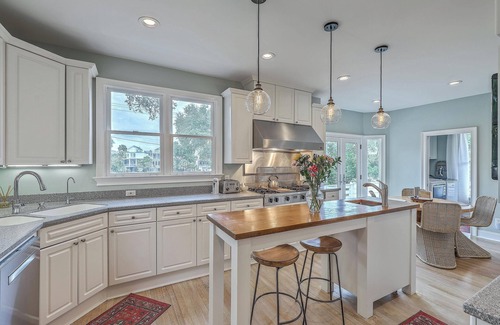 Isle of Palms Casa | Island Escape: Luxe Home w/ Porch, Golf Course Views & Walk to Beach