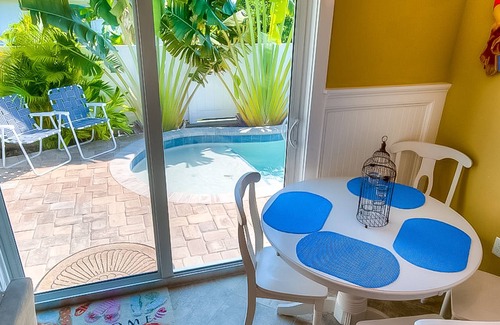Holmes Beach Condominio | Island Hideaway by AMI Locals