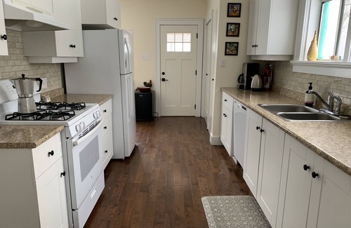 Loyalist Casa | Island Home in Stella- steps to the lake