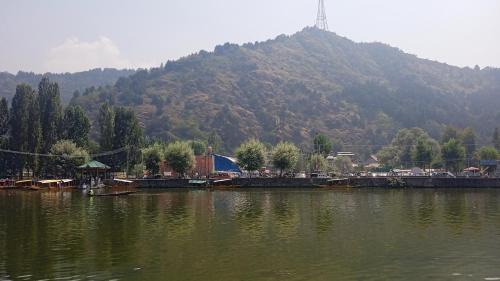 Dal Lake Casa | Island homestay in dal lake