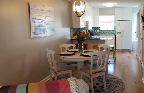 Surfside Beach Casa | Island House A: ¡Hermosa casa adosada con pasos de la playa y la piscina!