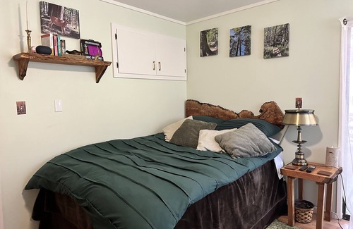 Pender Island Cama Y Desayuno | Island paradise with private hot tub -- pet friendly & breakfast included!