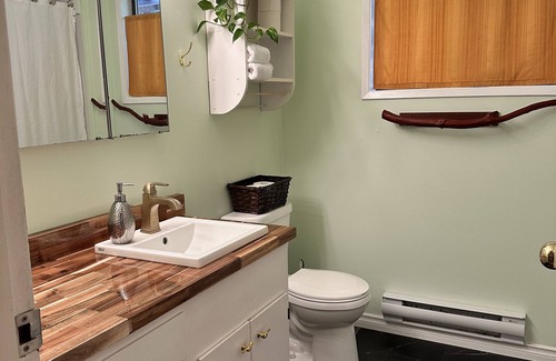 Pender Island Cama Y Desayuno | Island paradise with private hot tub -- pet friendly & breakfast included!