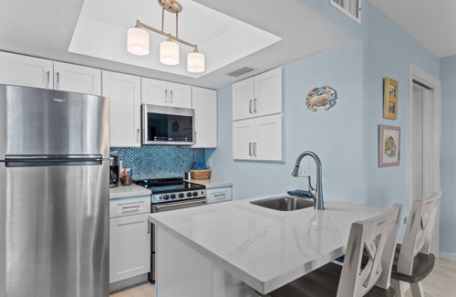 Cedar Key Condominio | Perfect Downtown Getaway at Island Place 102!