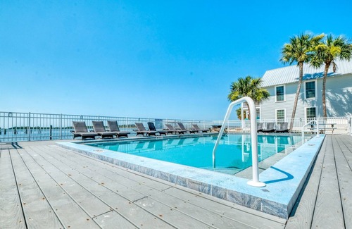 Cedar Key Condominio | Perfect Downtown Getaway at Island Place 102!