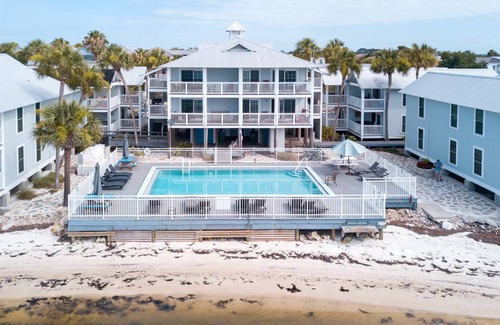 Cedar Key Condominio | Perfect Downtown Getaway at Island Place 102!