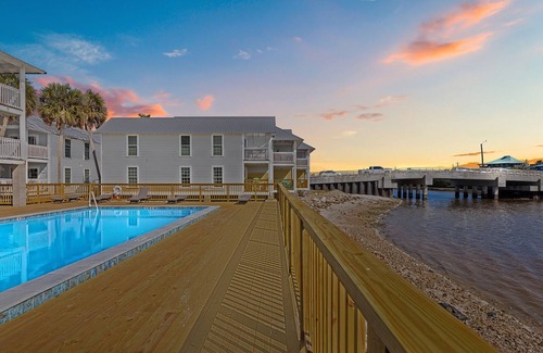 Cedar Key Condominio | Watch the Dolphins Play Island Place 111!