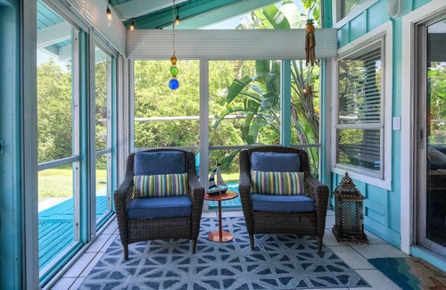 Jensen Beach Casa | Island Time-Walk to the beach-Intercoastal home in tropical paradise!