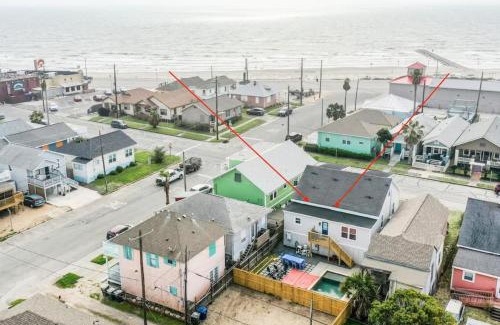 San Jacinto Casa | Island Time with Heated Pool Walk to Beach and Pleasure Pier