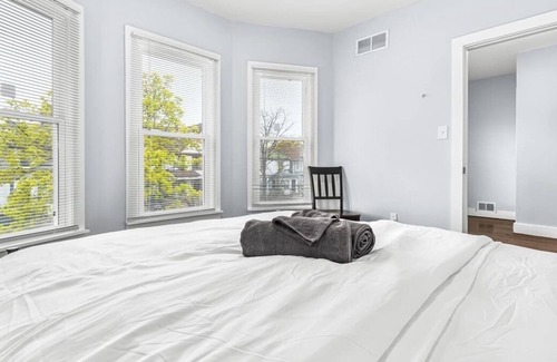 Detroit Casa | Island View Oasis 4 Bedroom Home by Redawning