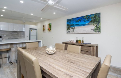 Arcadia Apartamento | Island View Unit 2 - Renovated, modern and across the road from Geoffrey Bay Beach