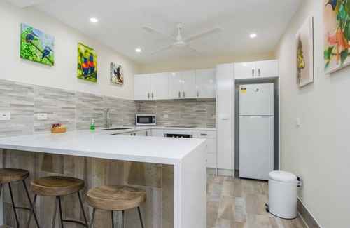 Arcadia Apartamento | Island View Unit 2 - Renovated, modern and across the road from Geoffrey Bay Beach