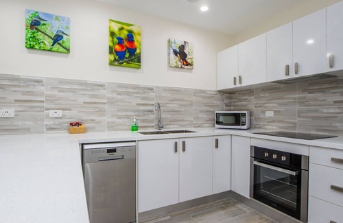 Arcadia Apartamento | Island View Unit 2 - Renovated, modern and across the road from Geoffrey Bay Beach