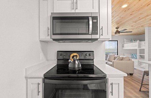 Sunnyside Condominio | Islandia 318 Waterfront with Boat Ramp, Pool, and Fishing Dock